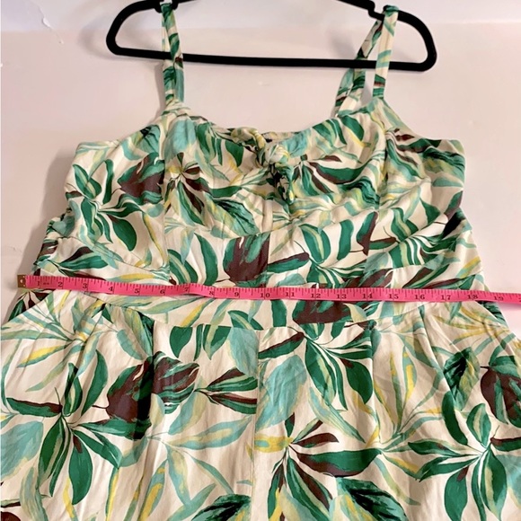 Torrid-Romper in botanical tropics print.Smocking in back.Ruffle shorts.Size XXL - Picture 4 of 8